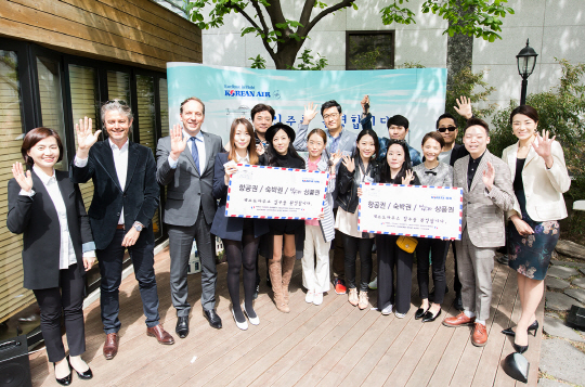 대한항공의 '사랑나눔 일일카페'행사에 참석한 조현민 대한항공 통합커뮤니케이션실 전무(맨 오른쪽)와 파비앙 페논 주한 프랑스 대사(왼쪽에서 세번째)가 프랑스 광고 온라인 이벤트 당첨자들에게 입주증을 전달하고 기념사진을 찍고 있다. <대한항공 제공>